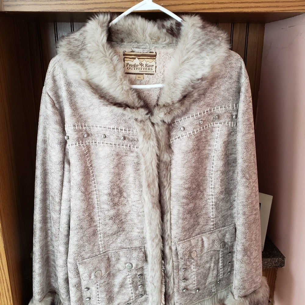 Beautiful Powder River Outfitters coat.